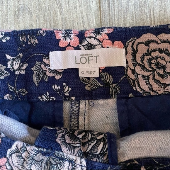 𝅺ann Taylor LOFT Riviera Short Navy and Pink Floral Size 0 - Picture 4 of 9